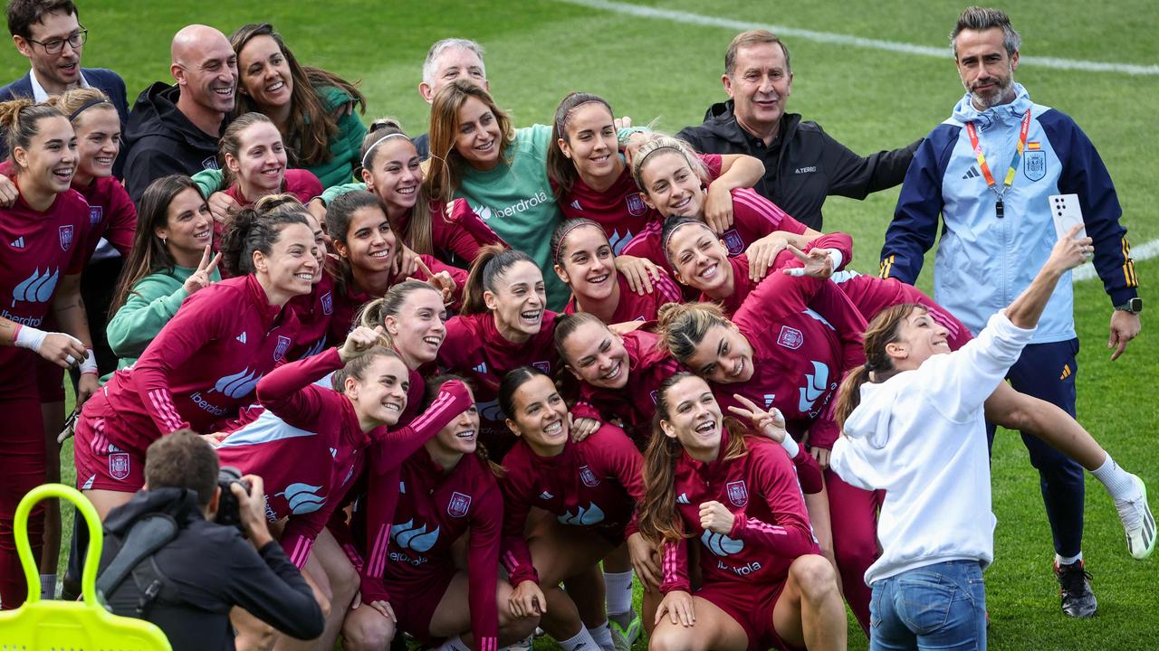 Jorge Vilda (R) on the outer for the team photo. (Photo by DAVID GRAY / AFP)